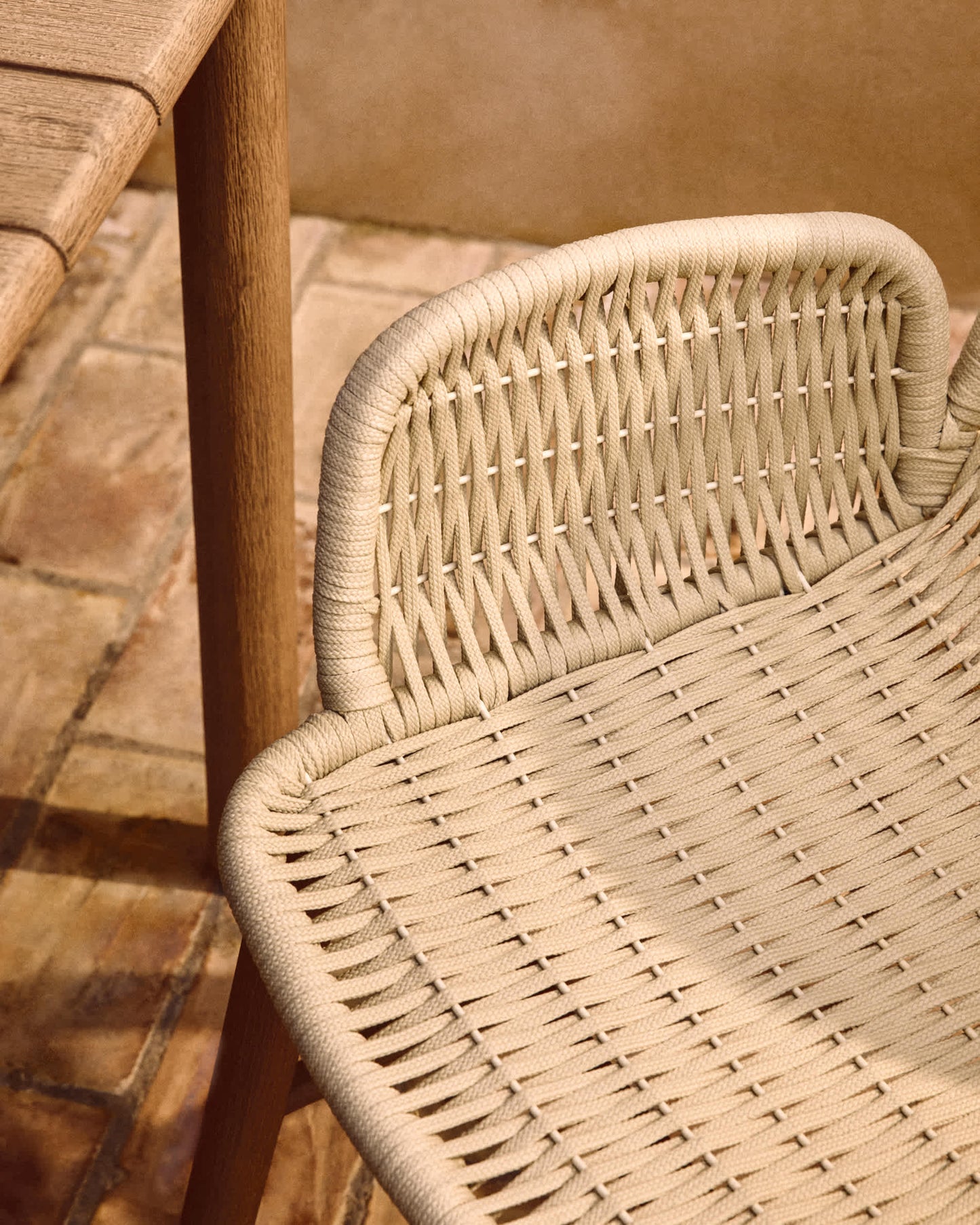 Sedia Alipa con braccioli in legno massiccio di acacia e corda ecru