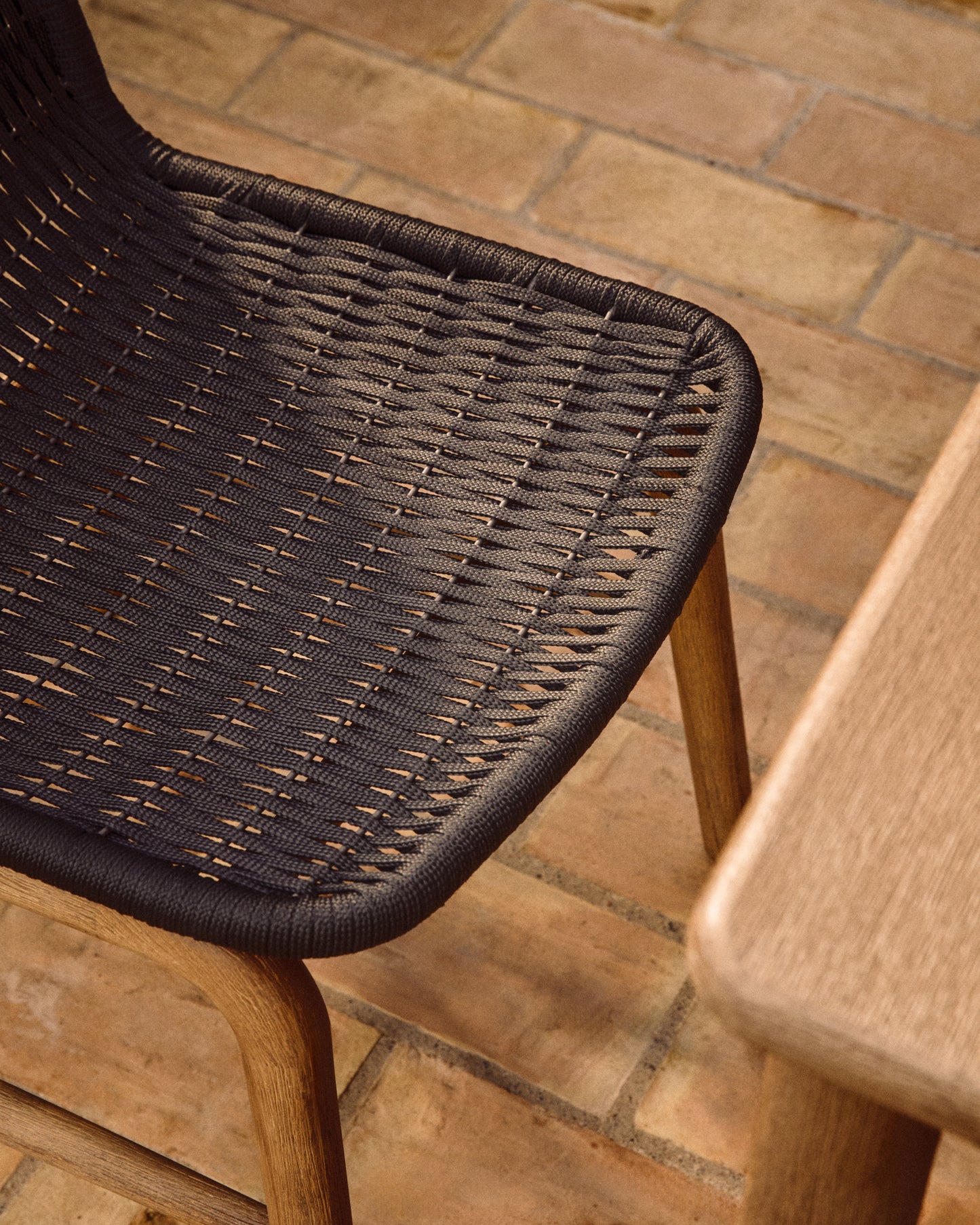Sedia Alipa in legno massiccio di acacia e corda grigio scuro