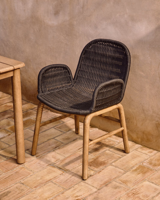 Sedia Alipa con braccioli in legno massiccio di acacia e corda grigio scuro