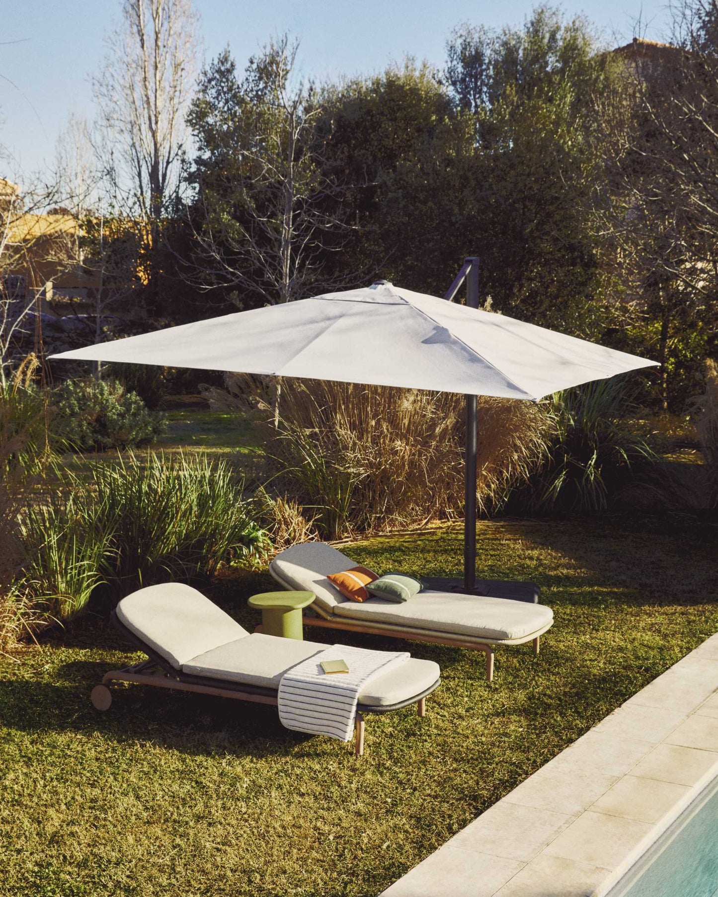 Ombrellone eccentrico Noli beige con struttura in alluminio grafite 300 x 300 cm