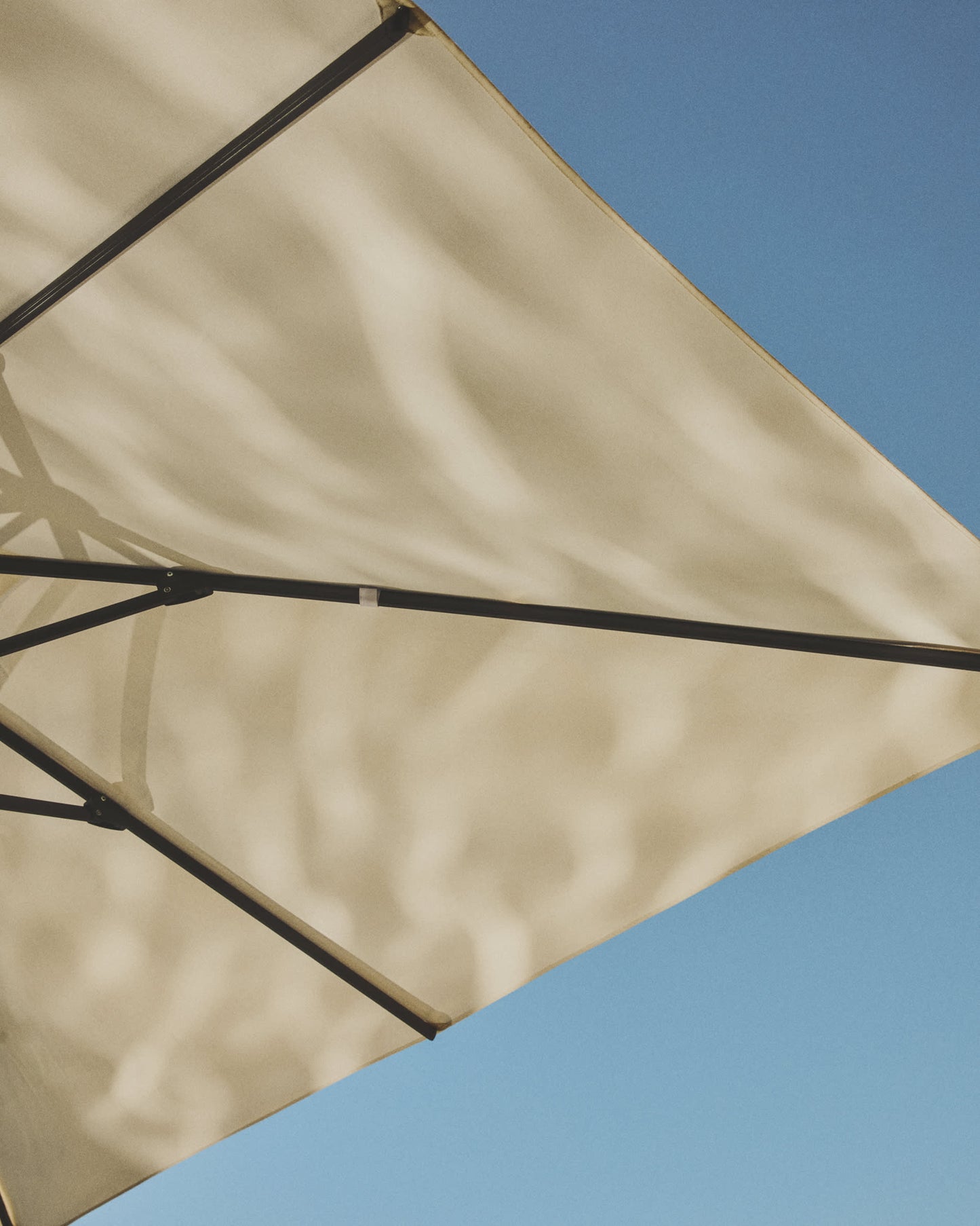 Ombrellone eccentrico Noli beige con struttura in alluminio verde 300 x 300 cm