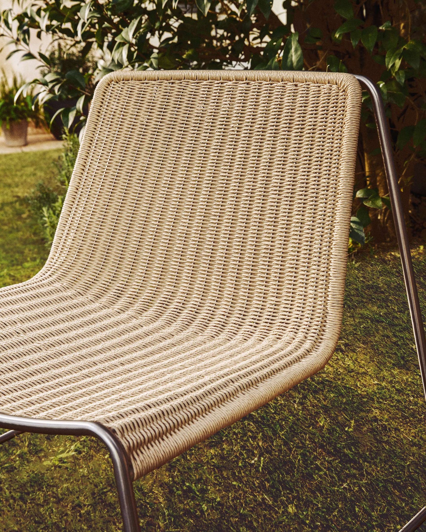 Poltrona impilabile Tavari in corda sintetica beige e acciaio inox spazzolato