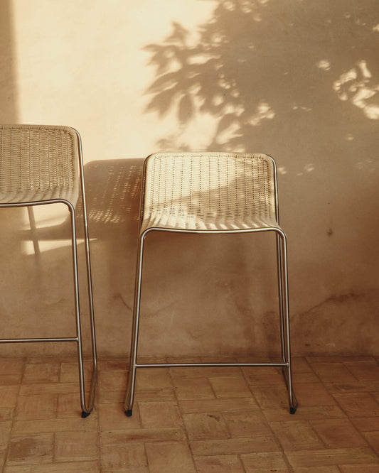 Sgabello impilabile Tavari in corda sintetica beige e acciaio inox AISI 304 effetto spazzolato 65 cm