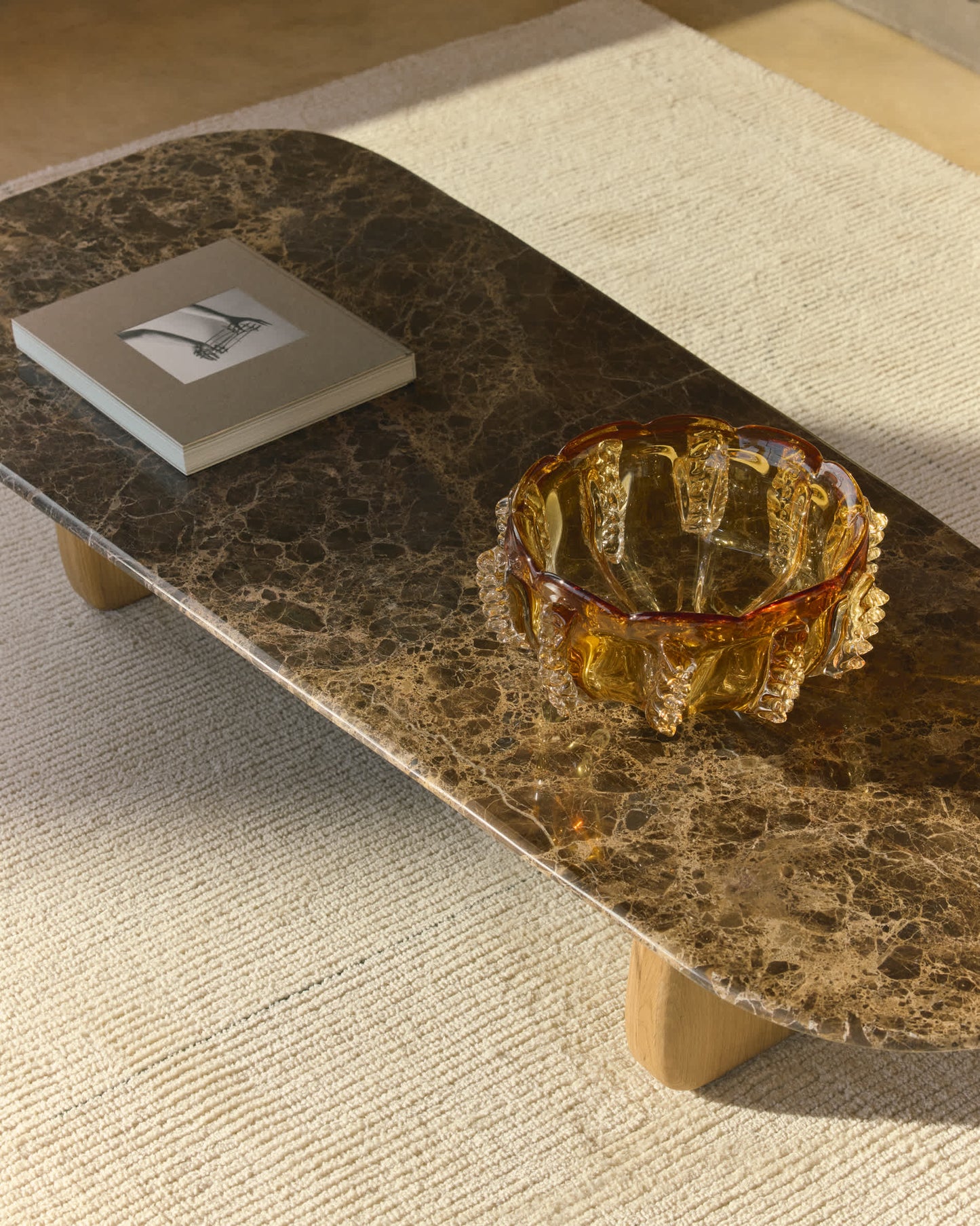 Tavolino da salotto Pirita in marmo marrone e gambe in rovere massiccio con finitura naturale 147 x 65 cm FSC 100%