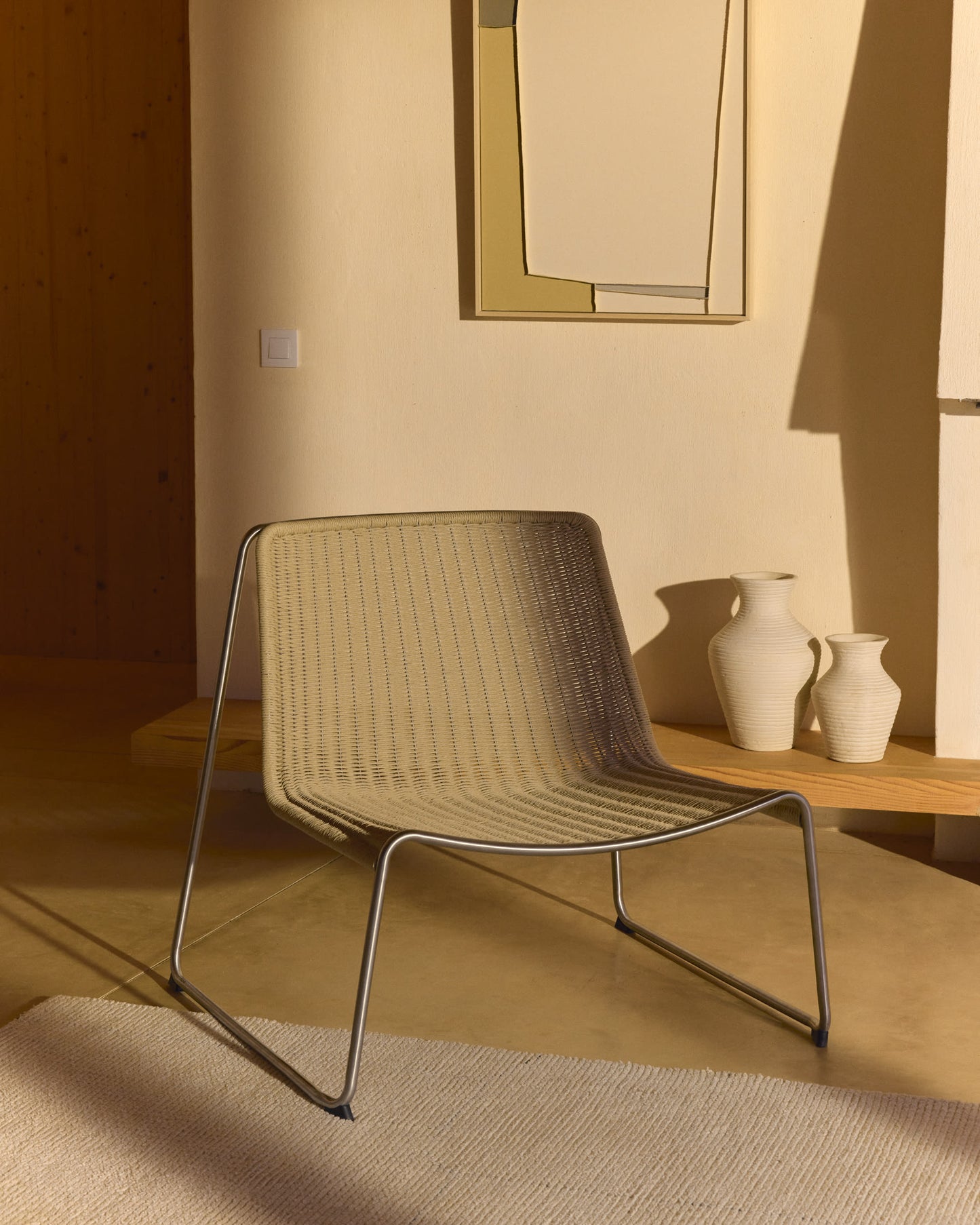 Poltrona impilabile Tavari in corda sintetica beige e acciaio inox spazzolato