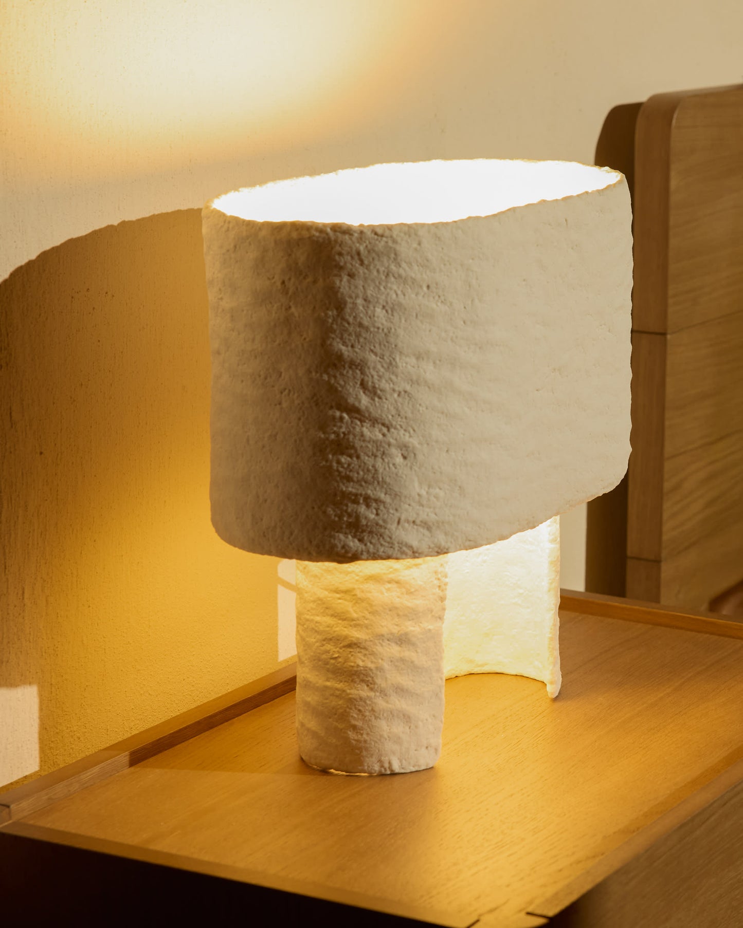 Lampada da tavolo Bedala in cartapesta bianca