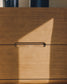 Comodino Arelida in impiallacciato e legno massiccio di rovere con finitura marrone chiaro 65 x 50 cm FSC Mix Credit
