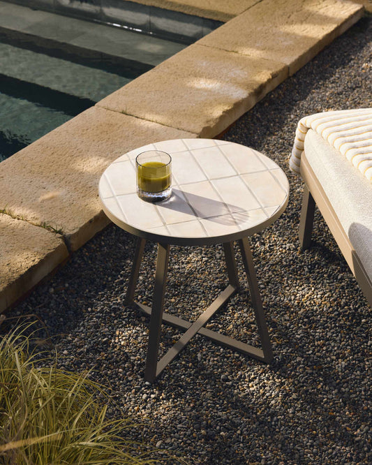 Tavolino rotondo Tella in acciaio zincato e piastrelle beige Ø 45 cm