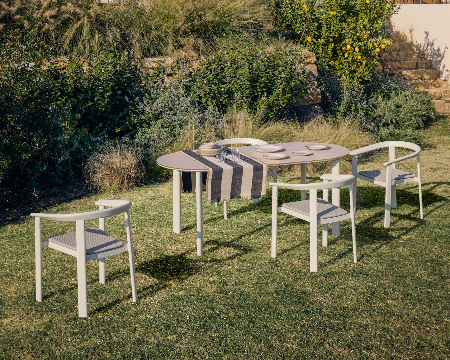 Tavolo ovale Erice in alluminio e vetro temperato écru 180 x 90 cm