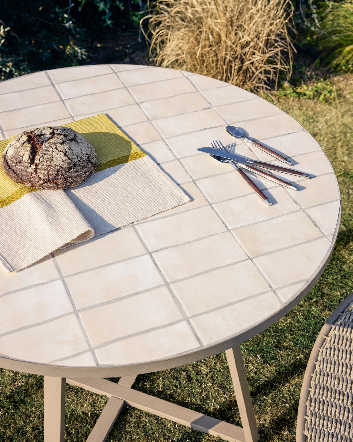 Tavolo rotondo Tella in acciaio zincato tortora e piastrelle beige Ø 120 cm
