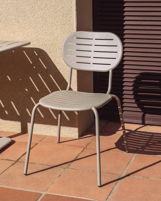 Sedia impilabile da esterno Brai in acciaio zincato color tortora