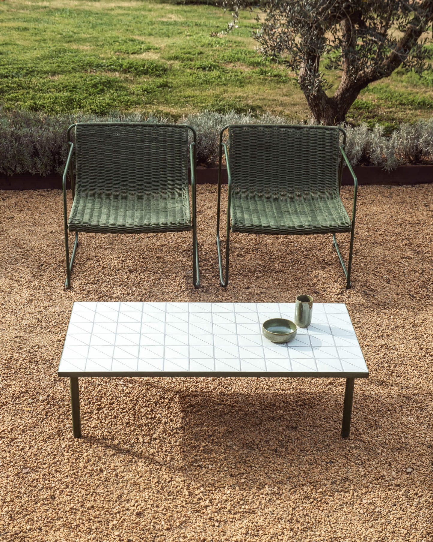 Tavolino Maurina in acciaio zincato verde con piastrelle écru 122 x 61 cm