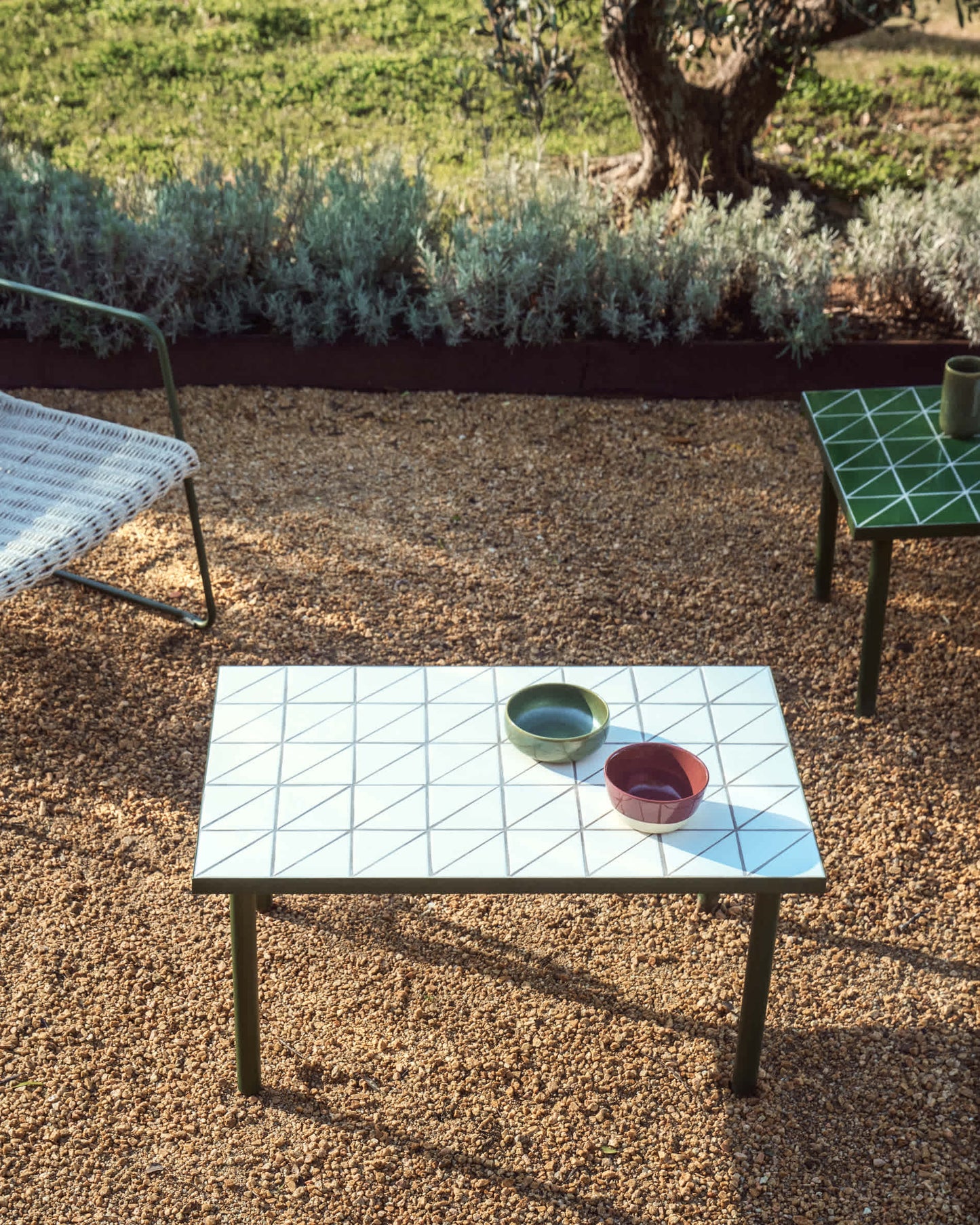 Tavolino da appoggio Maurina in acciaio zincato verde con piastrelle écru 81 x 51 cm