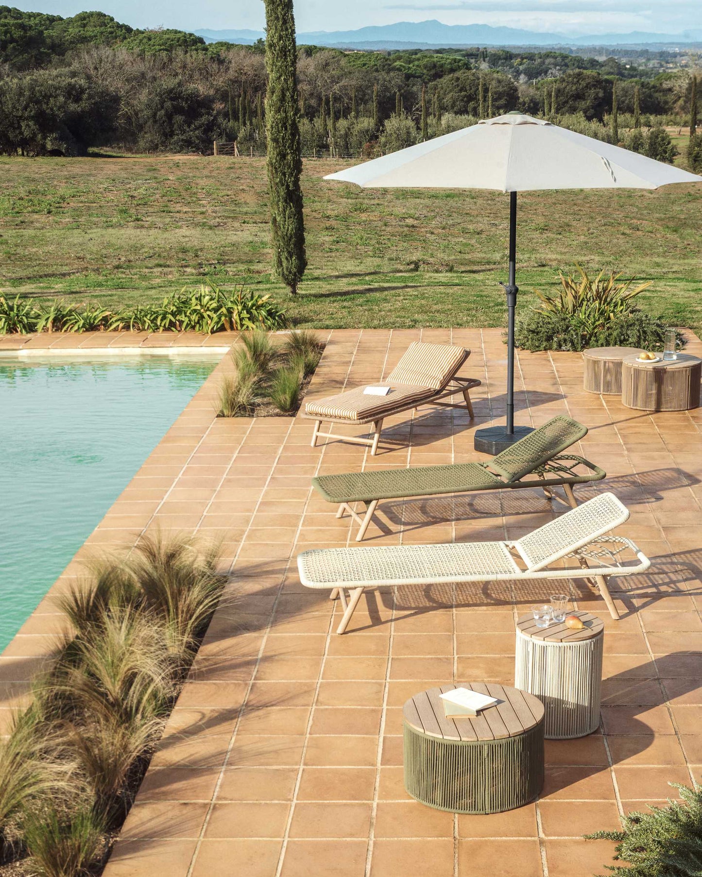 Ombrellone con palo centrale Milna beige con struttura in acciaio verde Ø 300 cm