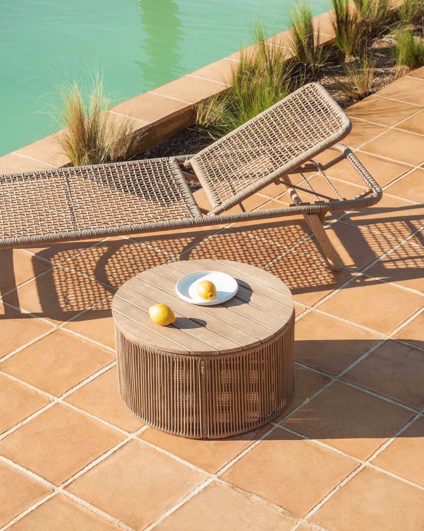 Tavolino Dandara in acciaio, corda beige e gambe in legno massiccio di acacia Ø60 cm