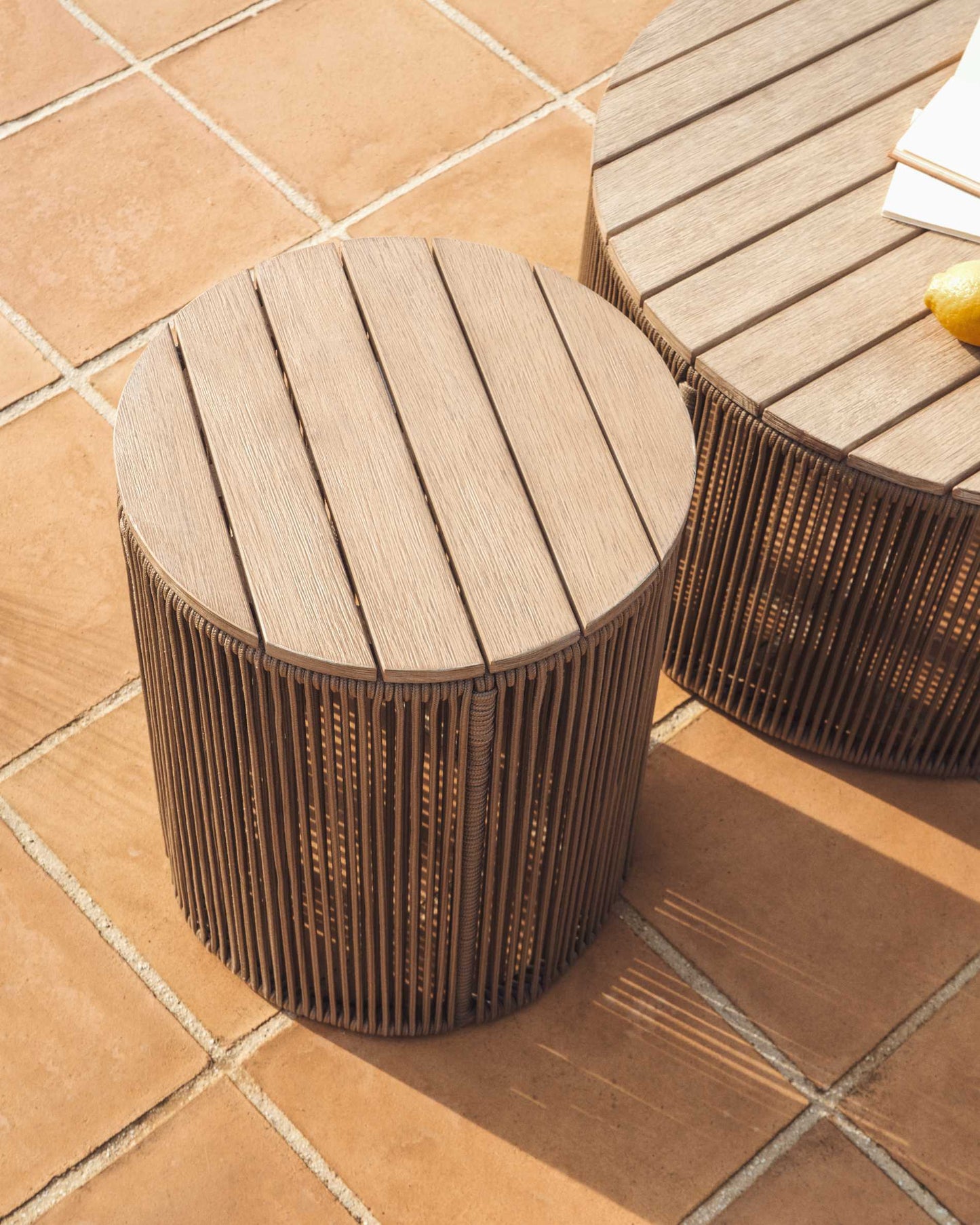 Tavolino Dandara in acciaio, corda beige e gambe in legno massiccio di acacia Ø40 cm