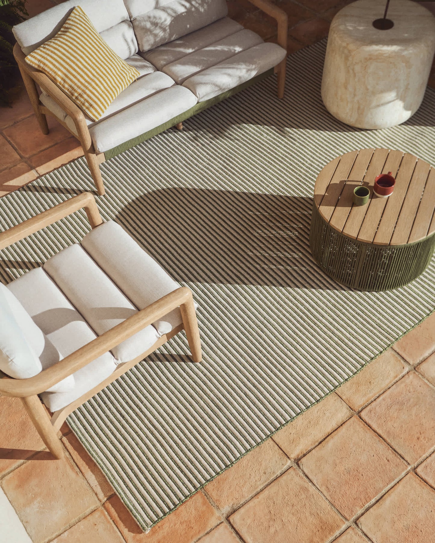 Divano Menfi a 2 posti in legno massiccio di acacia e corda verde 136 cm FSC 100%