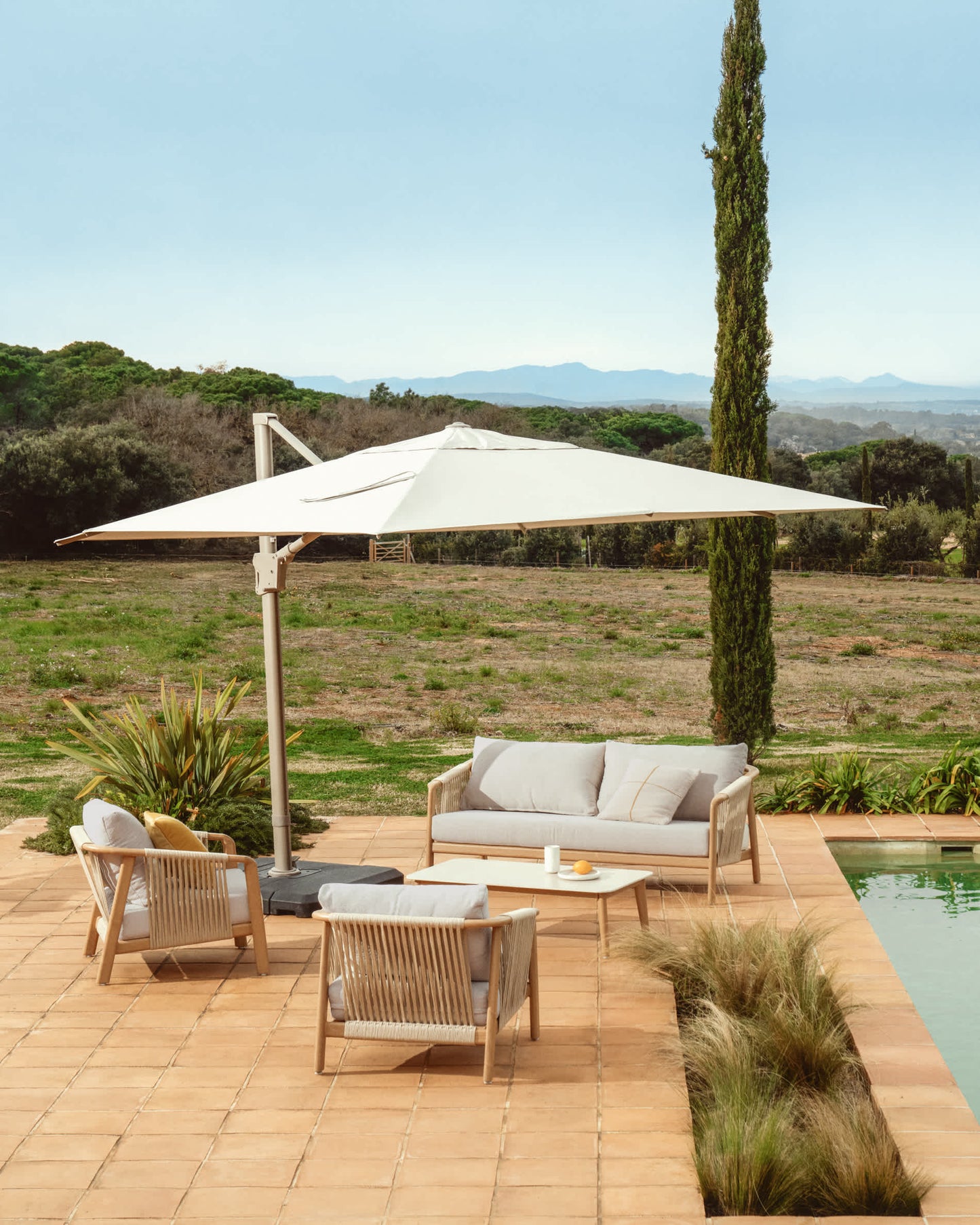 Ombrellone eccentrico Noli beige con struttura in alluminio tortora 300 x 420 cm