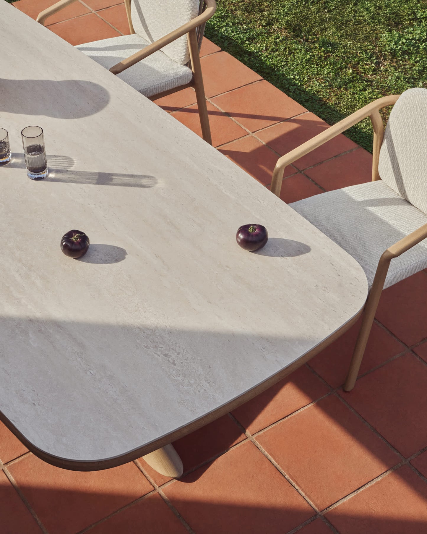 Tavolo da esterno Mirtia in alluminio effetto legno e pietra sinterizzata écru 240 x 110 cm