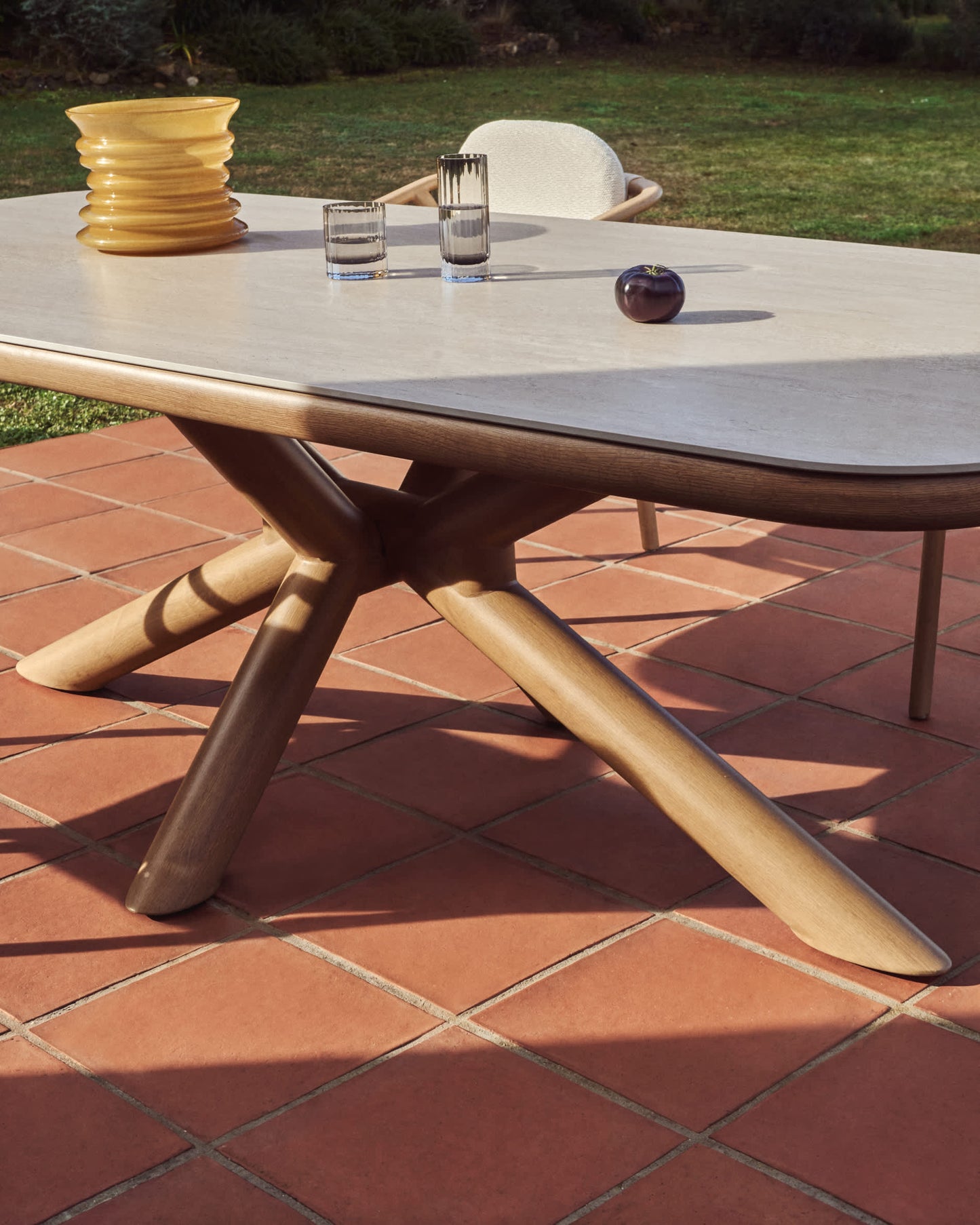 Tavolo da esterno Mirtia in alluminio effetto legno e pietra sinterizzata écru 240 x 110 cm