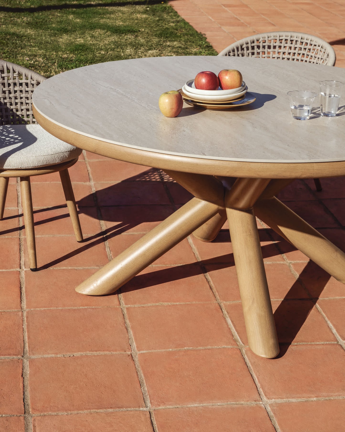 Tavolo da esterno Mirtia in alluminio effetto legno e pietra sinterizzata écru Ø 148 cm