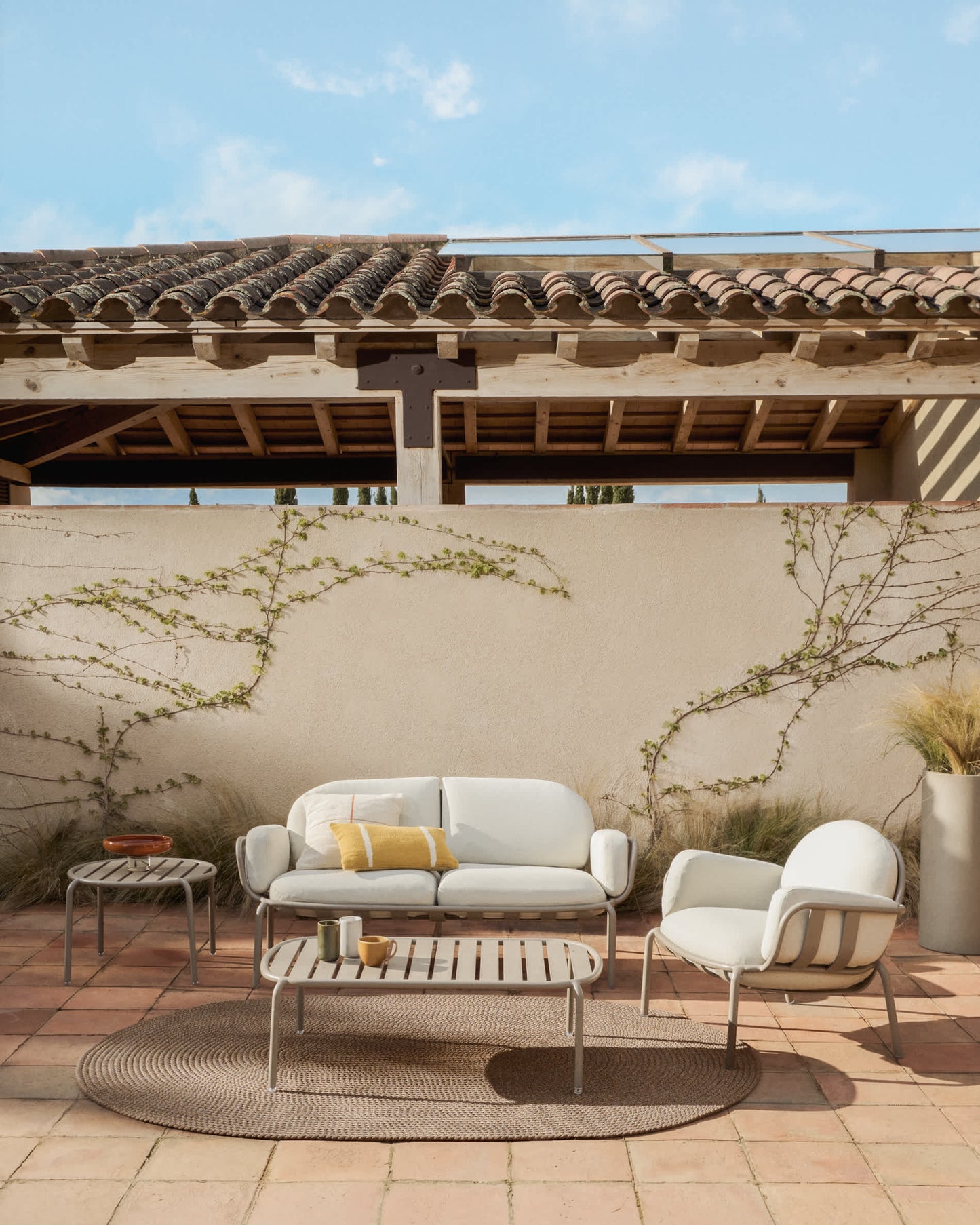 Poltrona da esterno Joncols in alluminio con finitura verniciata tortora e cuscini beige