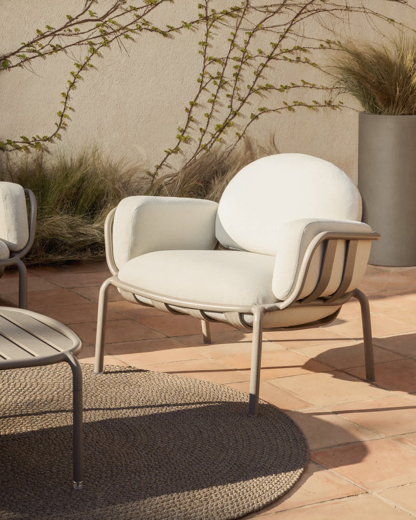 Poltrona da esterno Joncols in alluminio con finitura verniciata tortora e cuscini beige