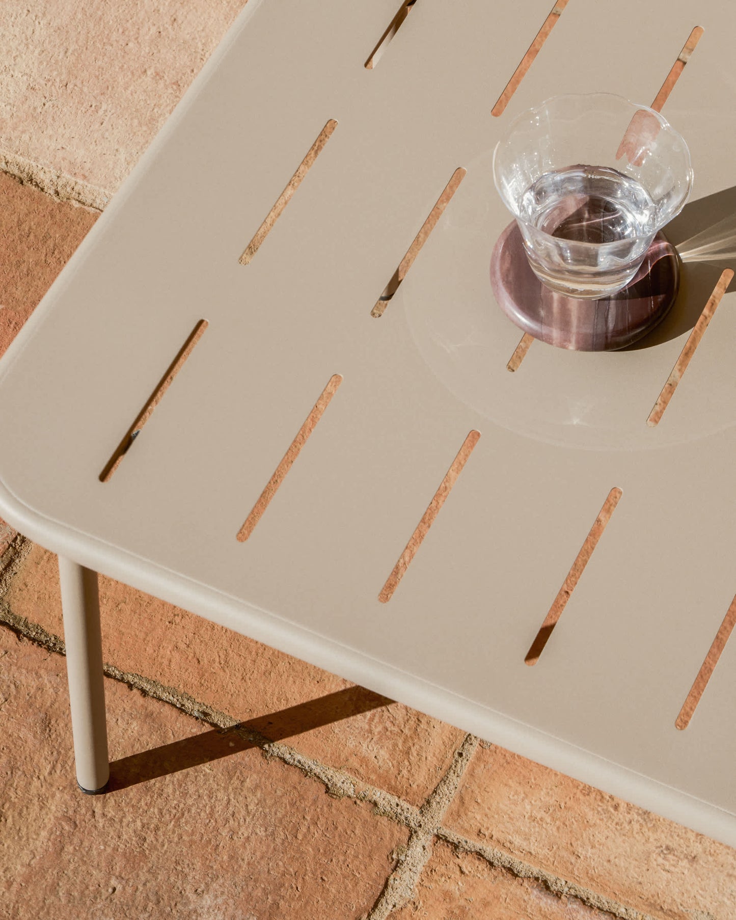 Tavolo da esterno Zivia in acciaio zincato color tortora 90 x 50 cm