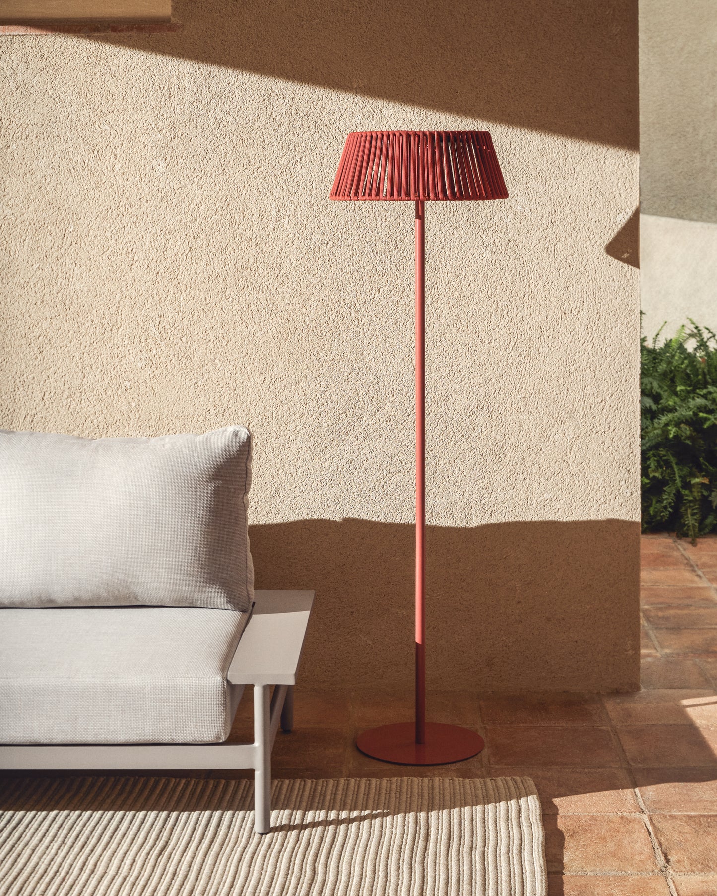 Piantana solare per esterni Aldet in corda piatta con base in metallo color terracotta Ø 46 cm