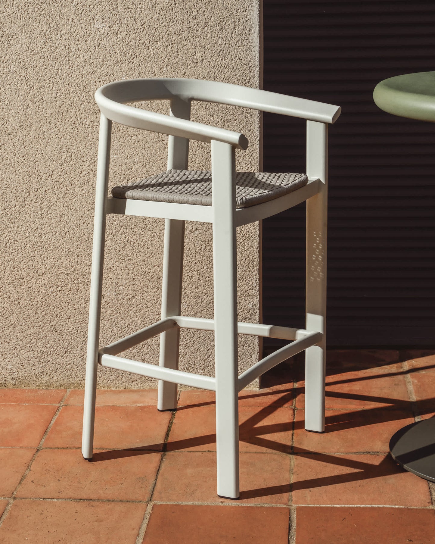 Sgabello Erice in alluminio e corda color écru 65 cm