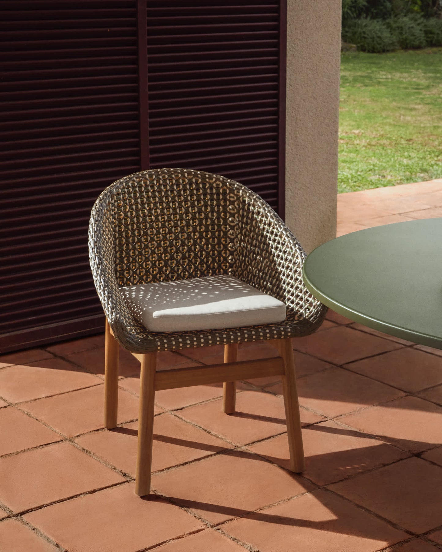 Sedia Olbia in rattan sintetico e legno massiccio 100% teak FSC