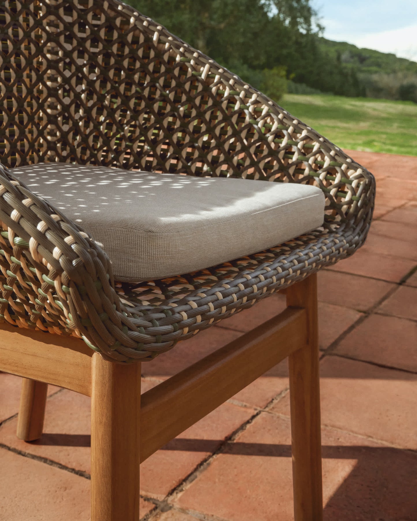 Sedia Olbia in rattan sintetico e legno massiccio 100% teak FSC