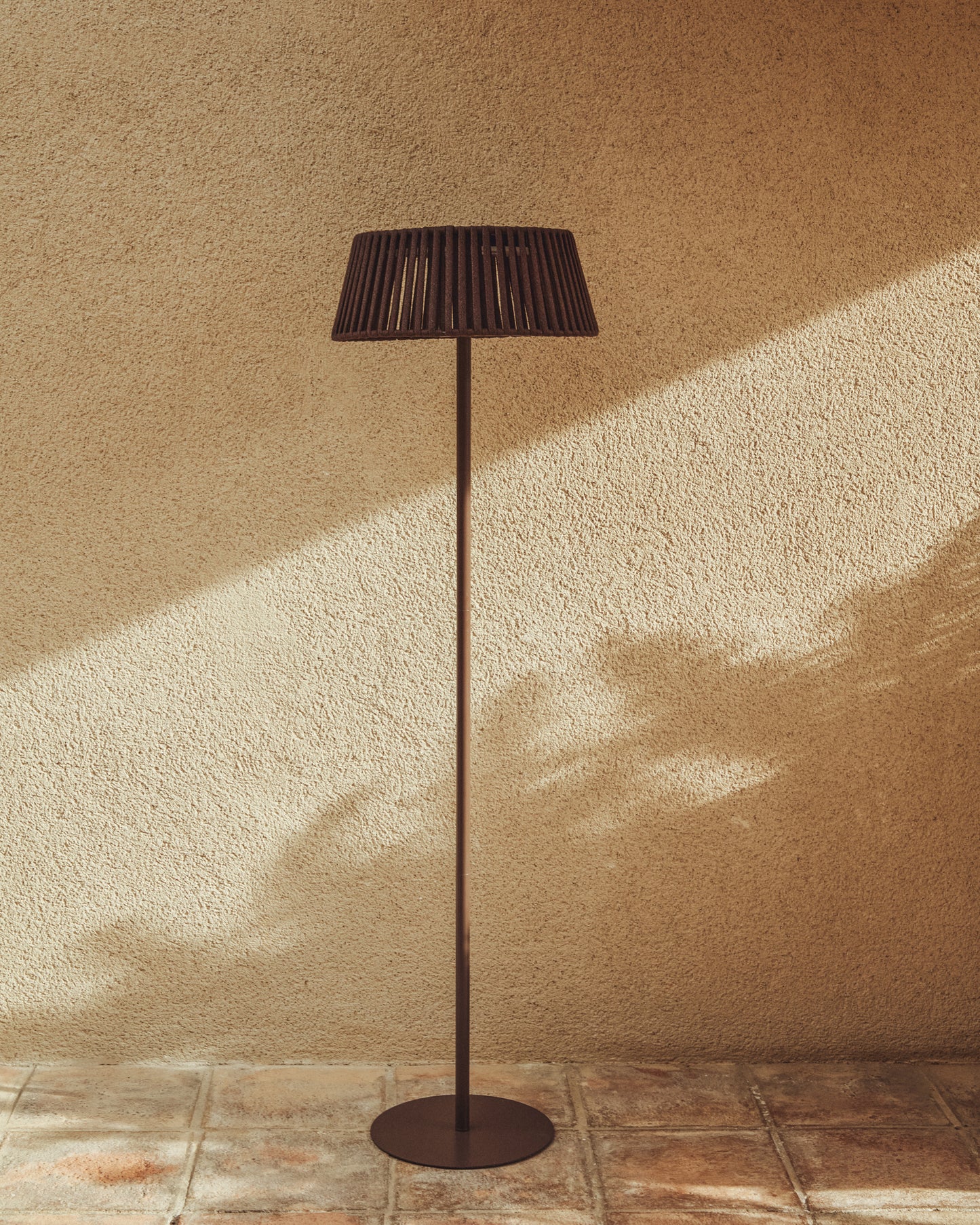 Piantana solare per esterni Aldet in corda piatta con base in metallo marrone Ø 46 cm