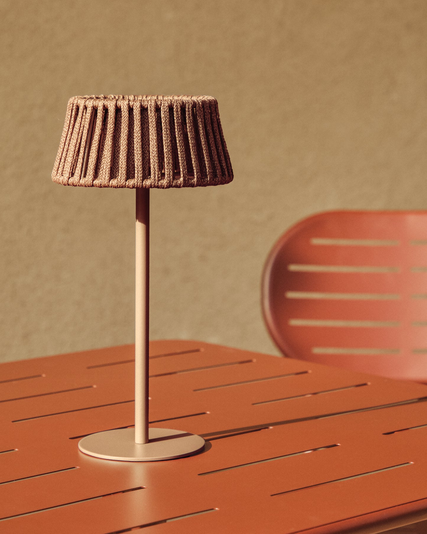 Lampada da tavolo solare per esterni Aldet in corda piatta con base in metallo beige