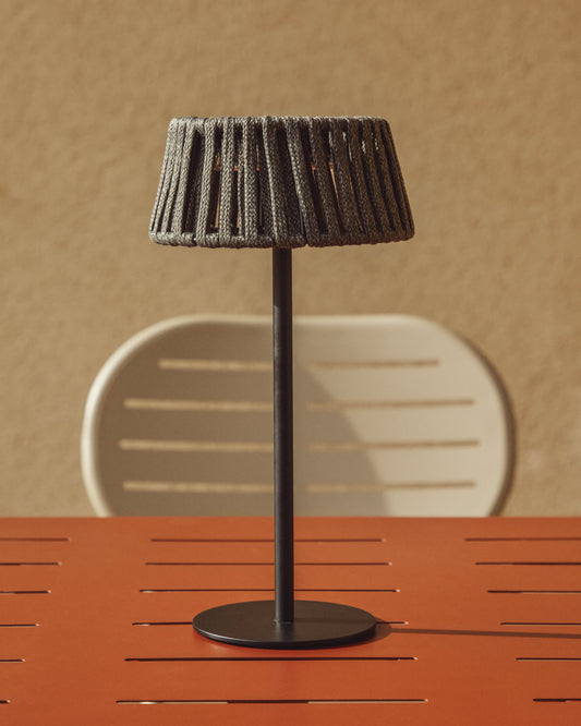 Lampada da tavolo solare per esterni Aldet in corda piatta con base in metallo nero