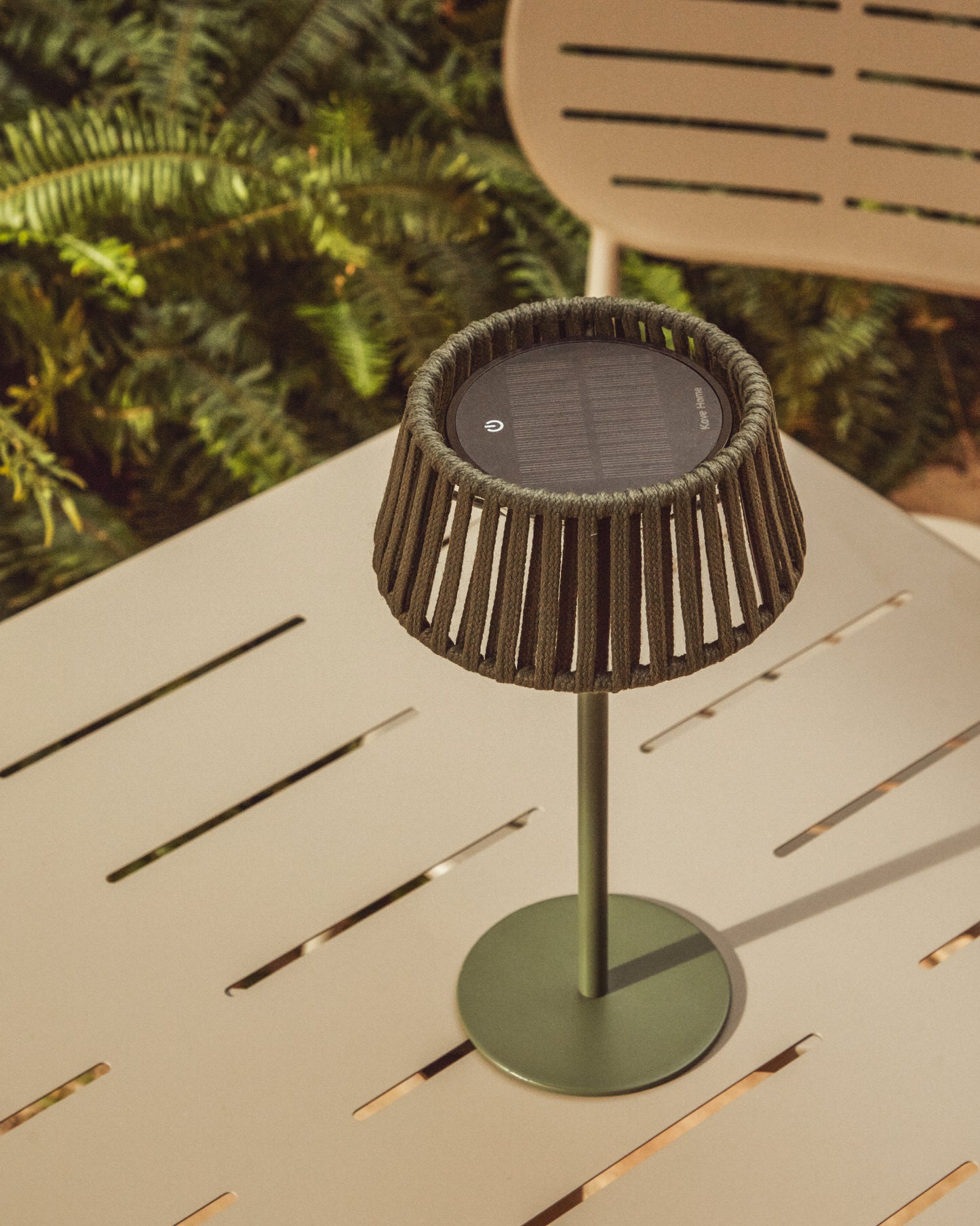 Lampada da tavolo solare per esterni Aldet in corda piatta con base in metallo verde