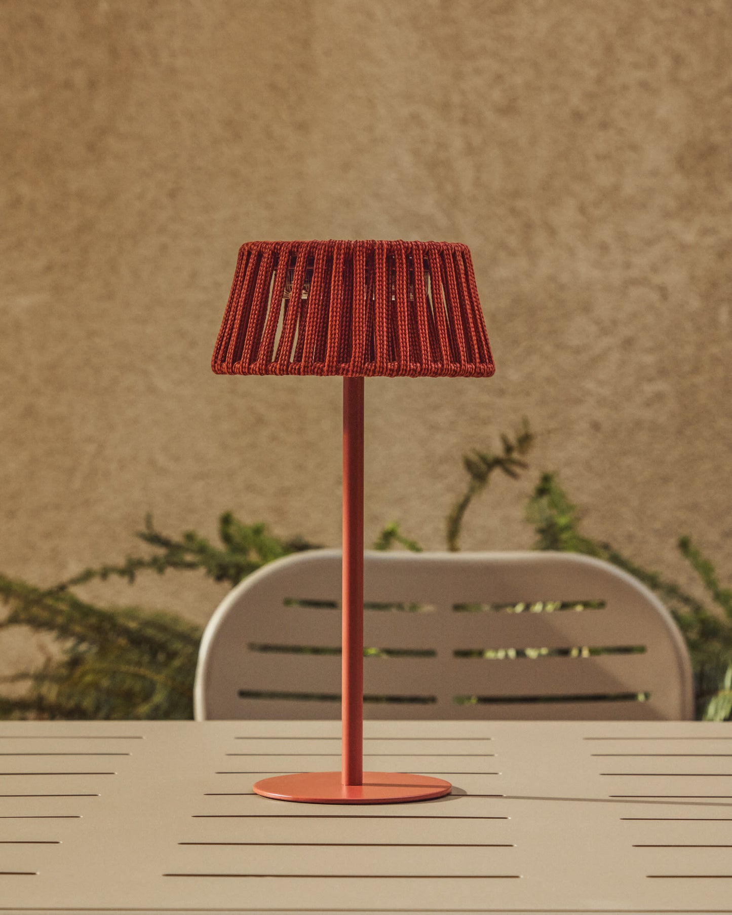 Lampada da tavolo solare per esterni Aldet in corda piatta con base in metallo color terracotta
