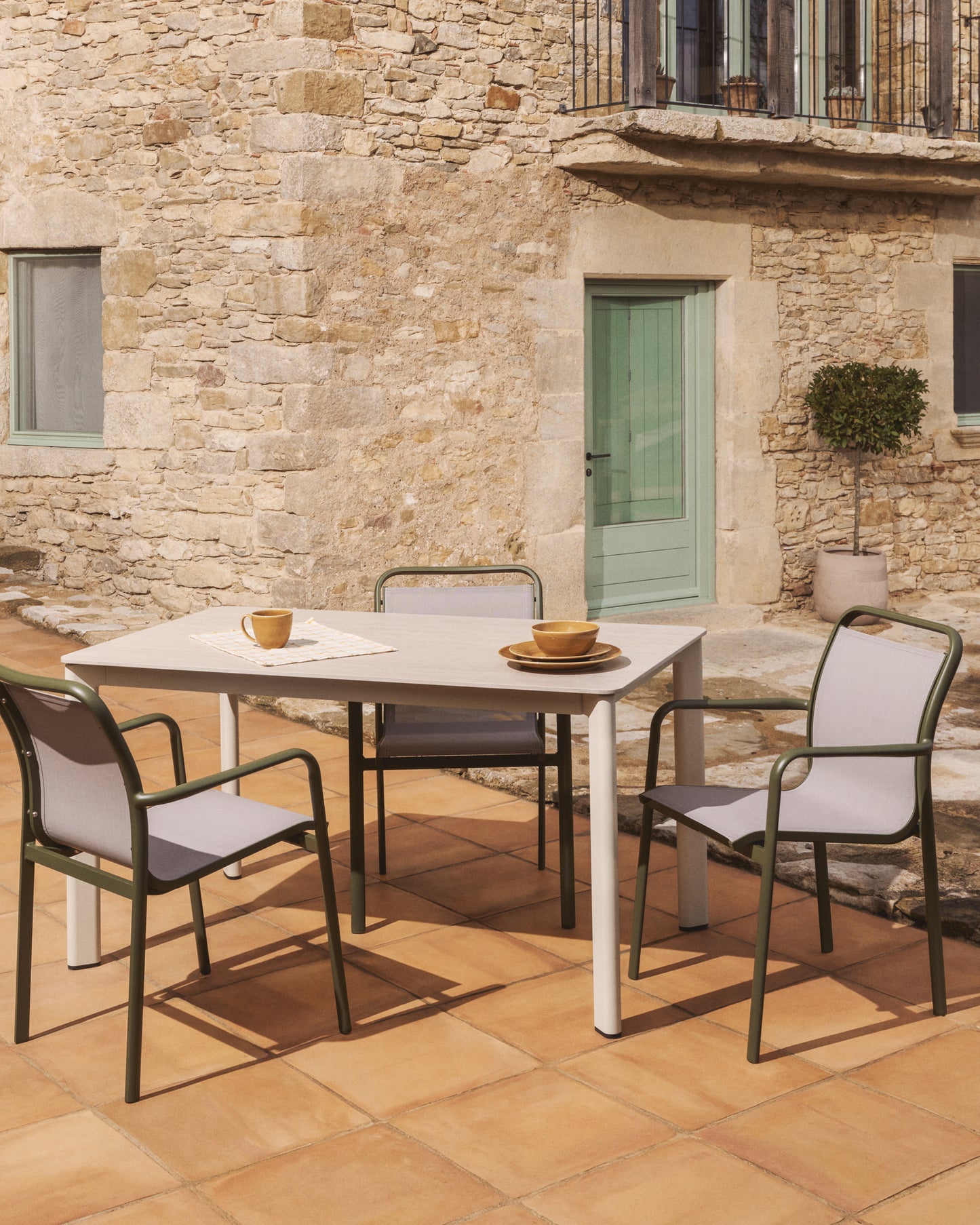 Tavolo Anafi in pietra sinterizzata e alluminio beige 180 x 90 cm