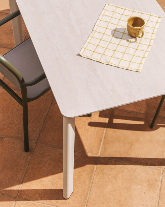 Tavolo Anafi in pietra sinterizzata e alluminio beige 140 x 80 cm