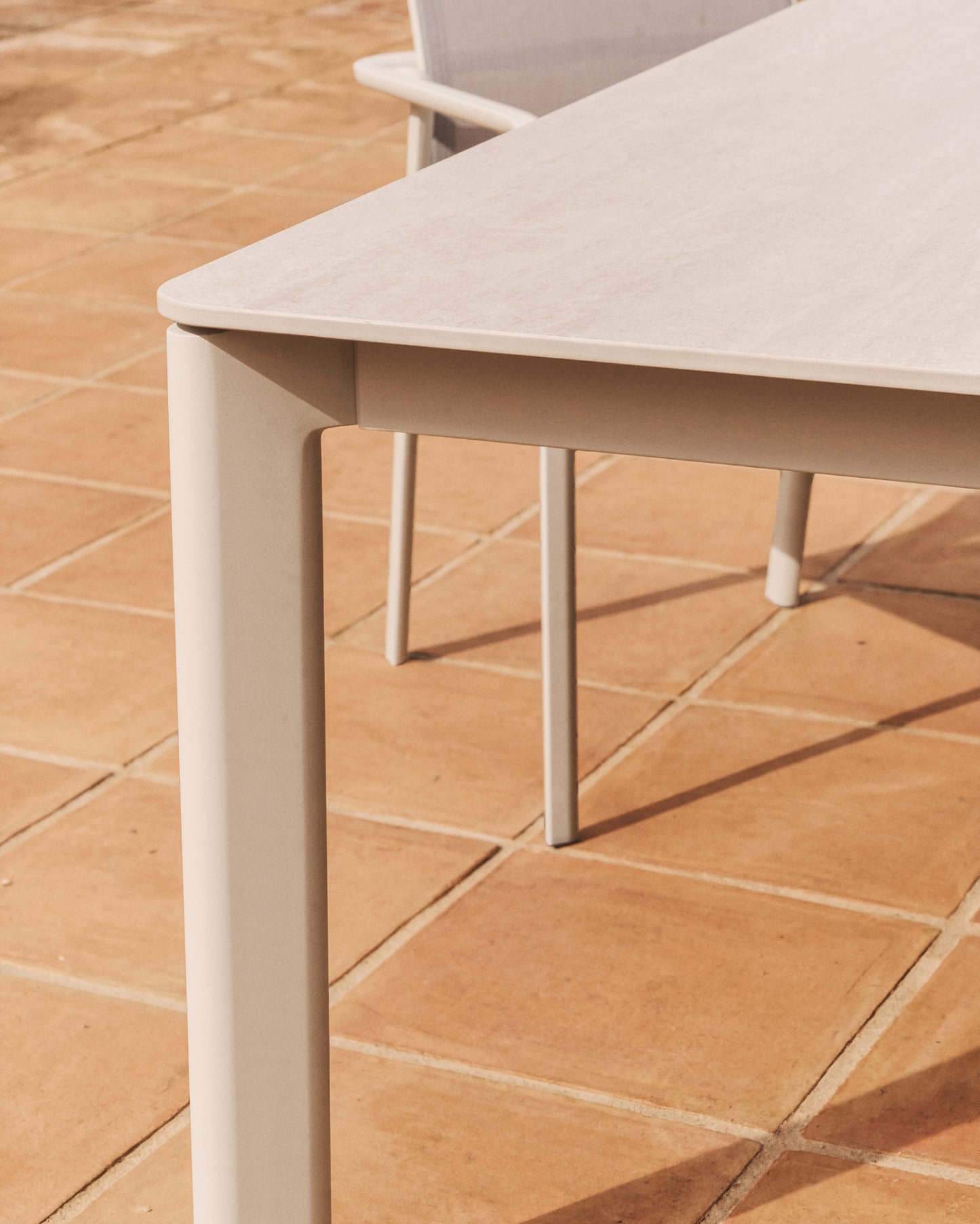 Tavolo Anafi in pietra sinterizzata e alluminio beige 140 x 80 cm