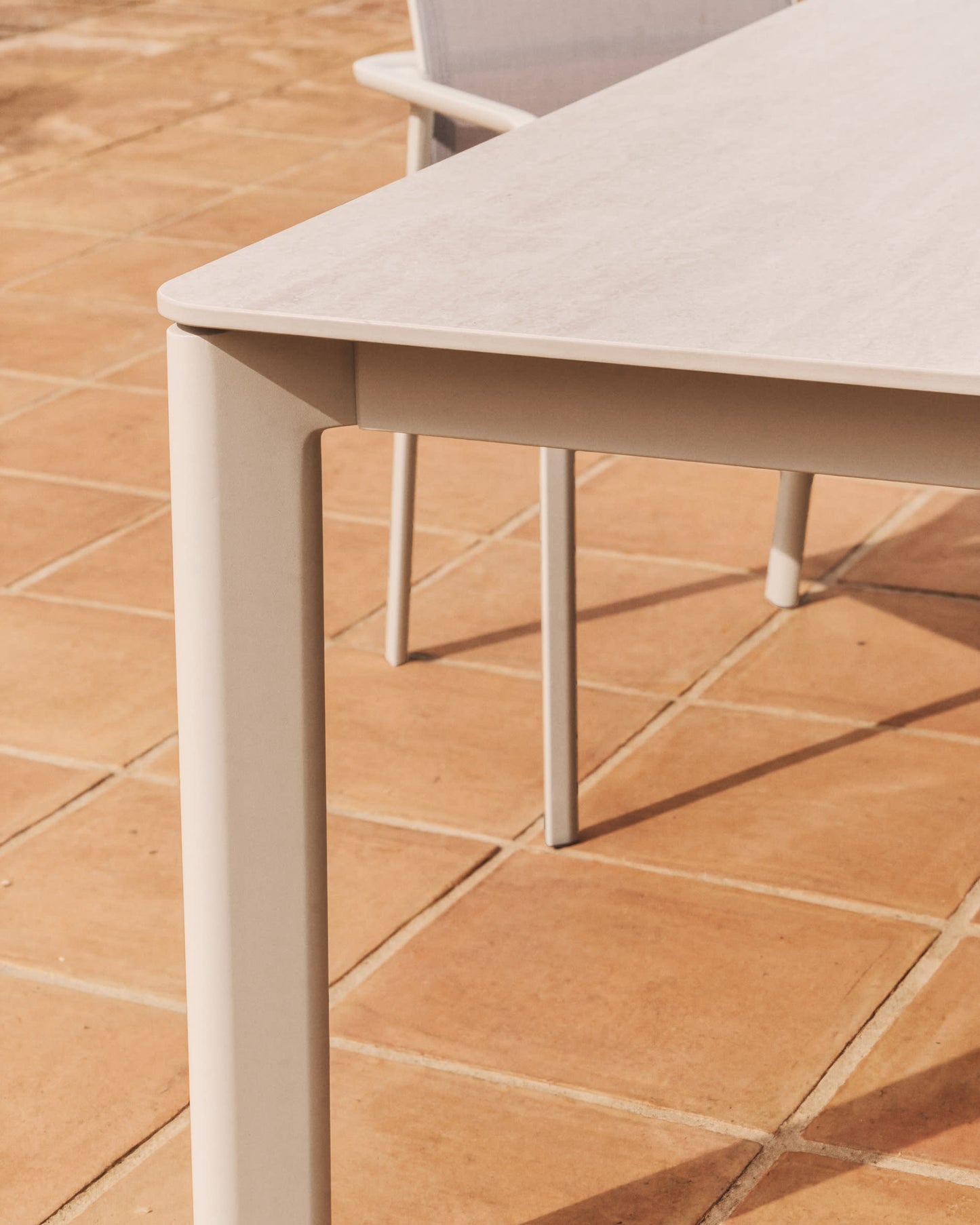 Tavolo Anafi in pietra sinterizzata e alluminio beige 140 x 80 cm