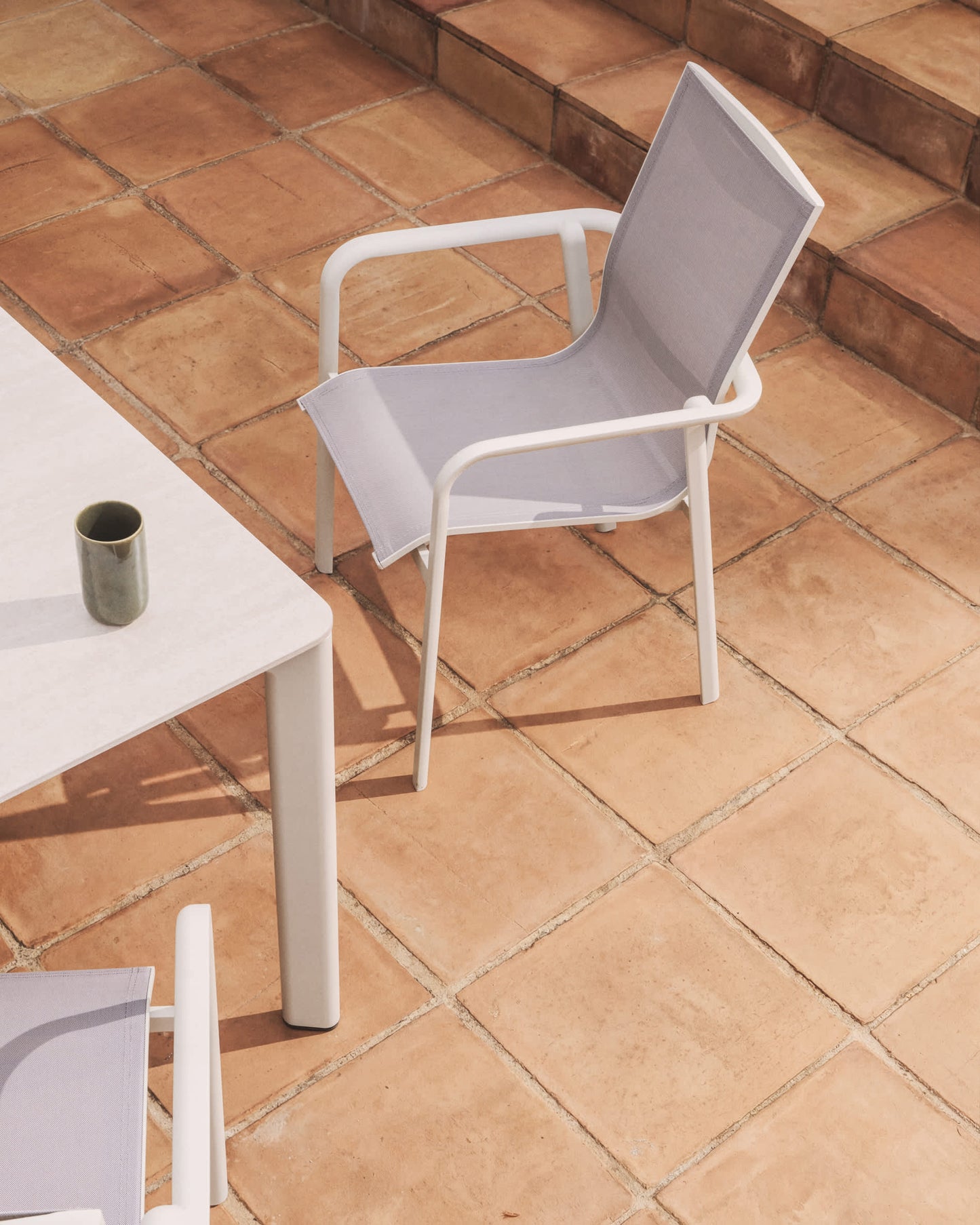 Sedia impilabile da esterno Canea in texteline beige e alluminio écru