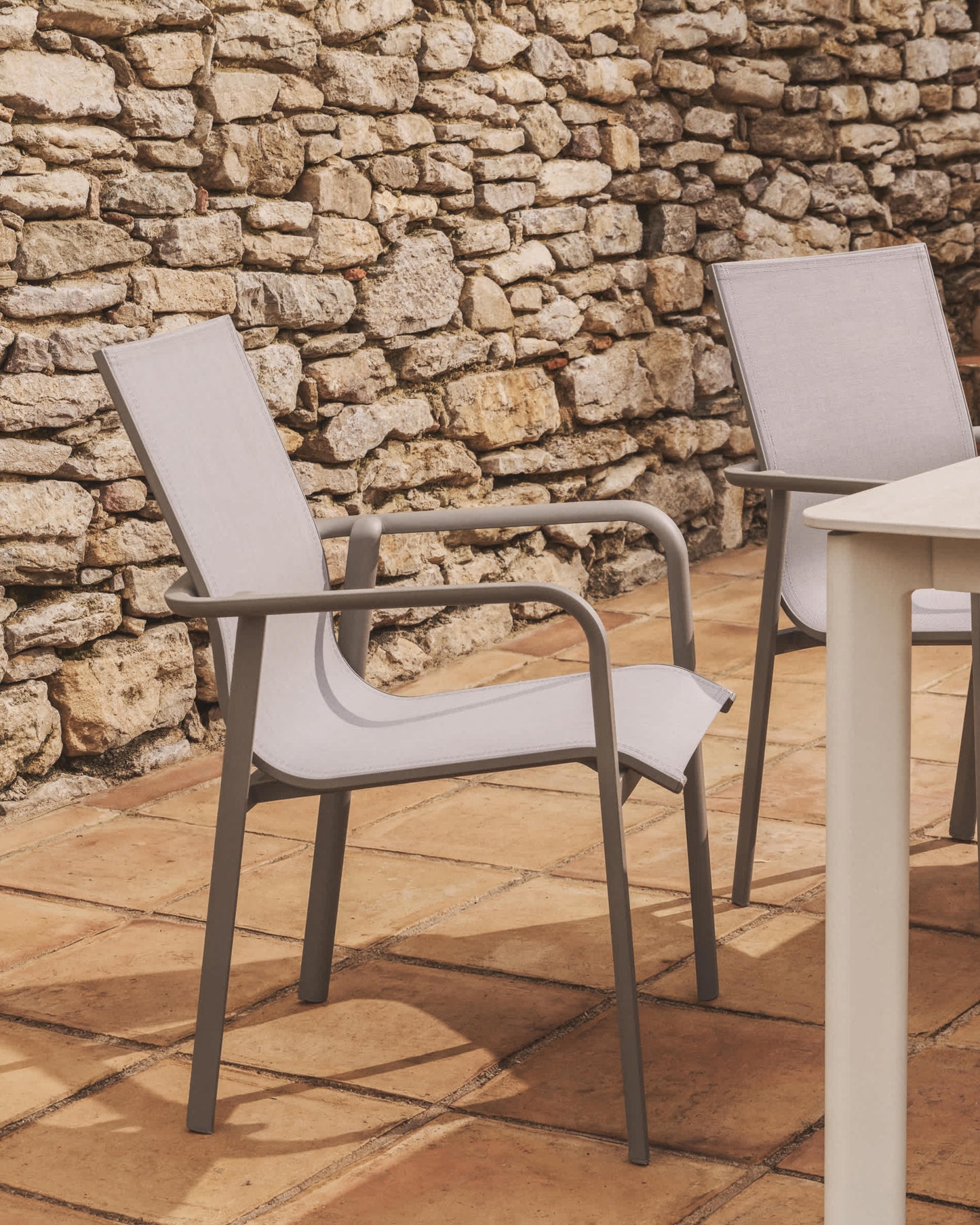 Sedia impilabile da esterno Canea in texteline beige e alluminio color tortora