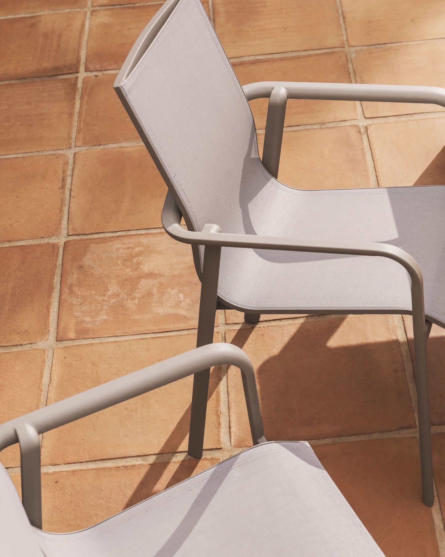 Sedia impilabile da esterno Canea in texteline beige e alluminio color tortora