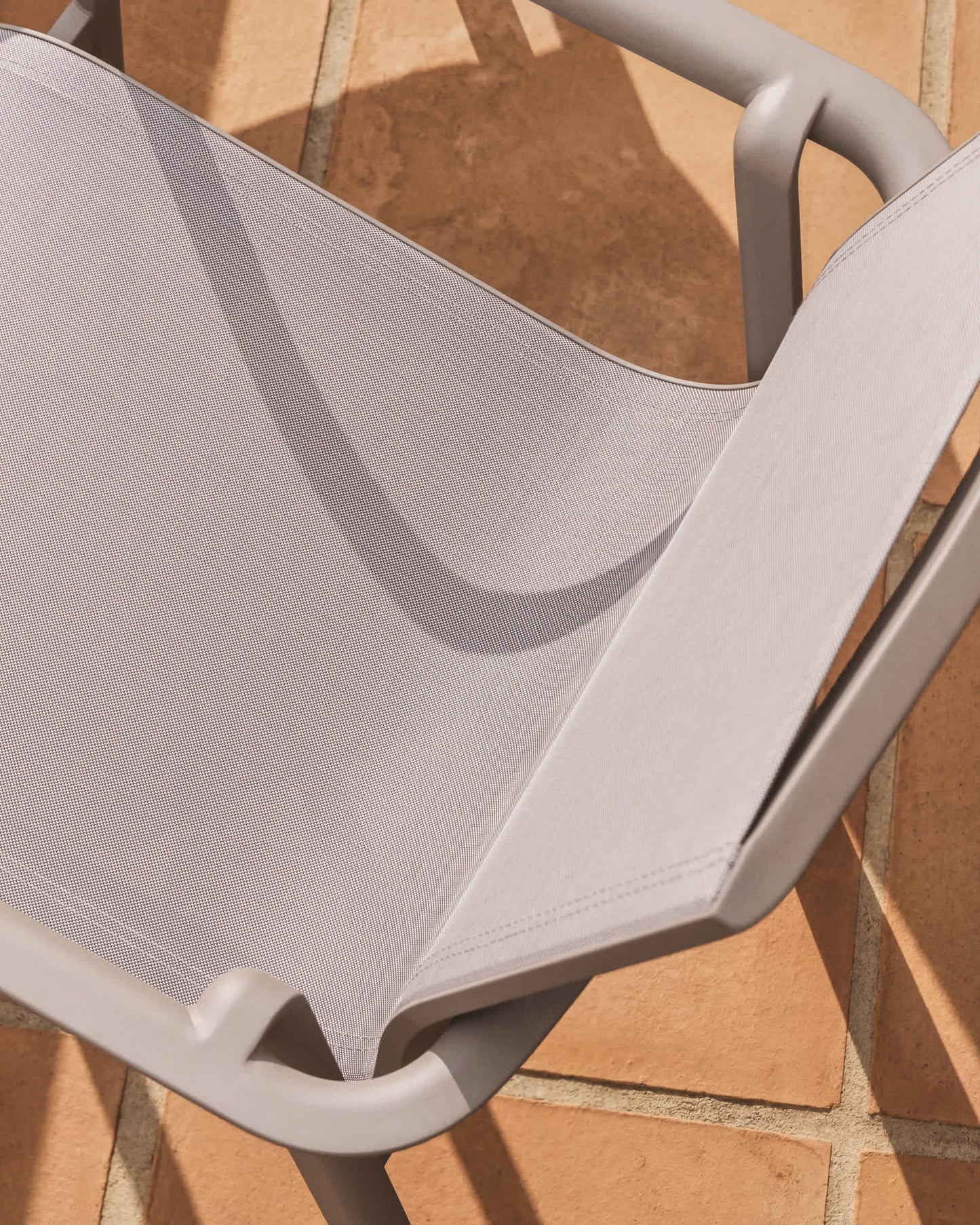 Sedia impilabile da esterno Canea in texteline beige e alluminio color tortora
