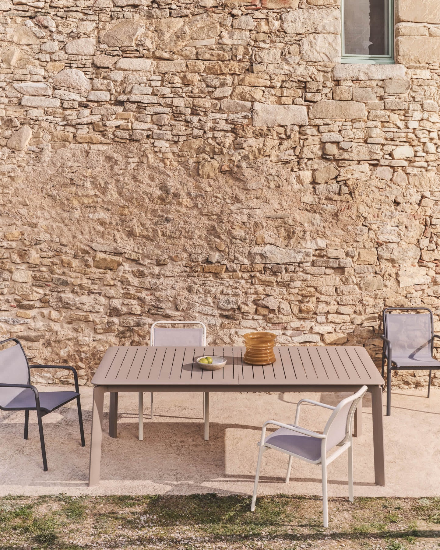 Sedia impilabile da esterno Luri in alluminio écru e texteline beige