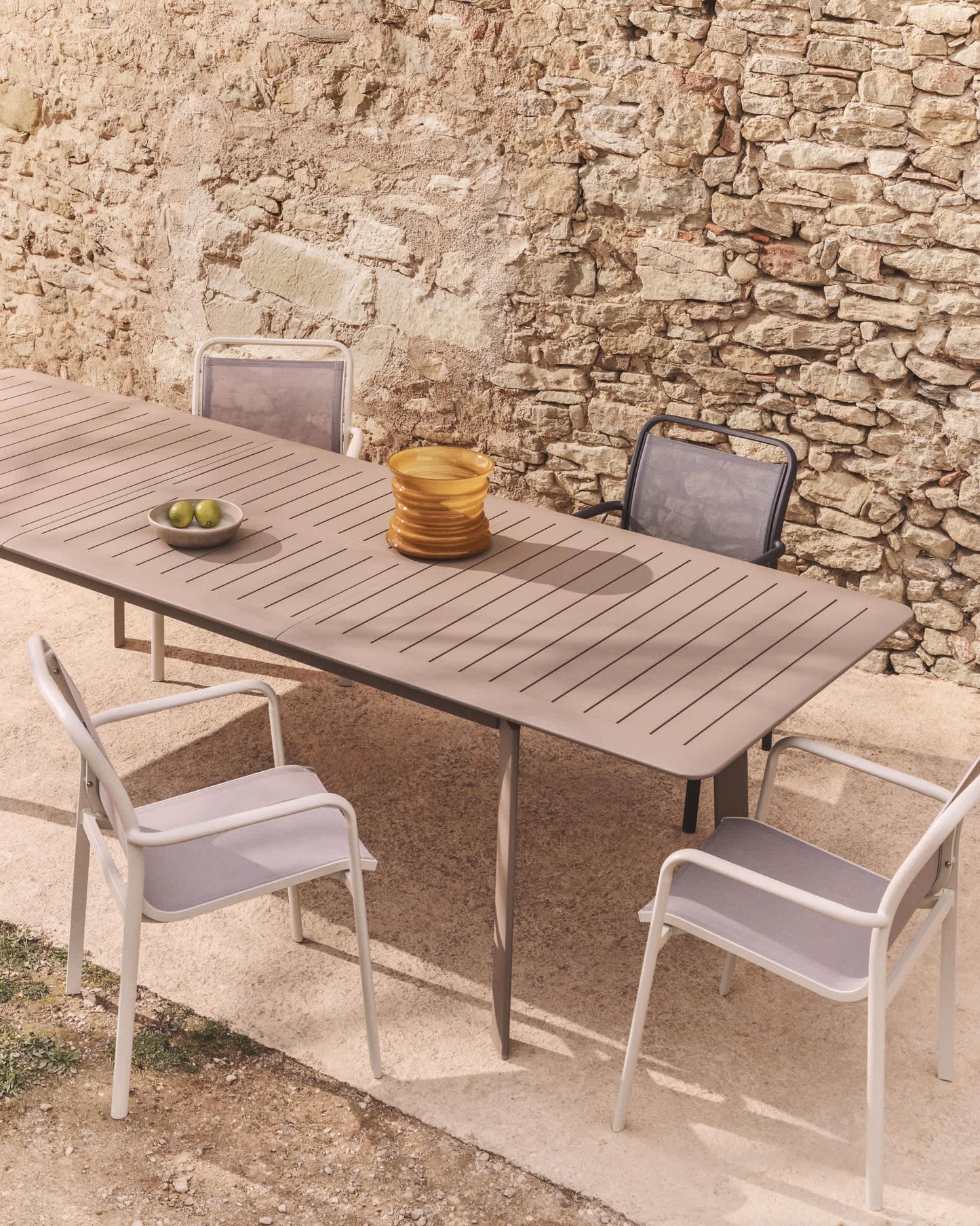 Sedia impilabile da esterno Luri in alluminio écru e texteline beige