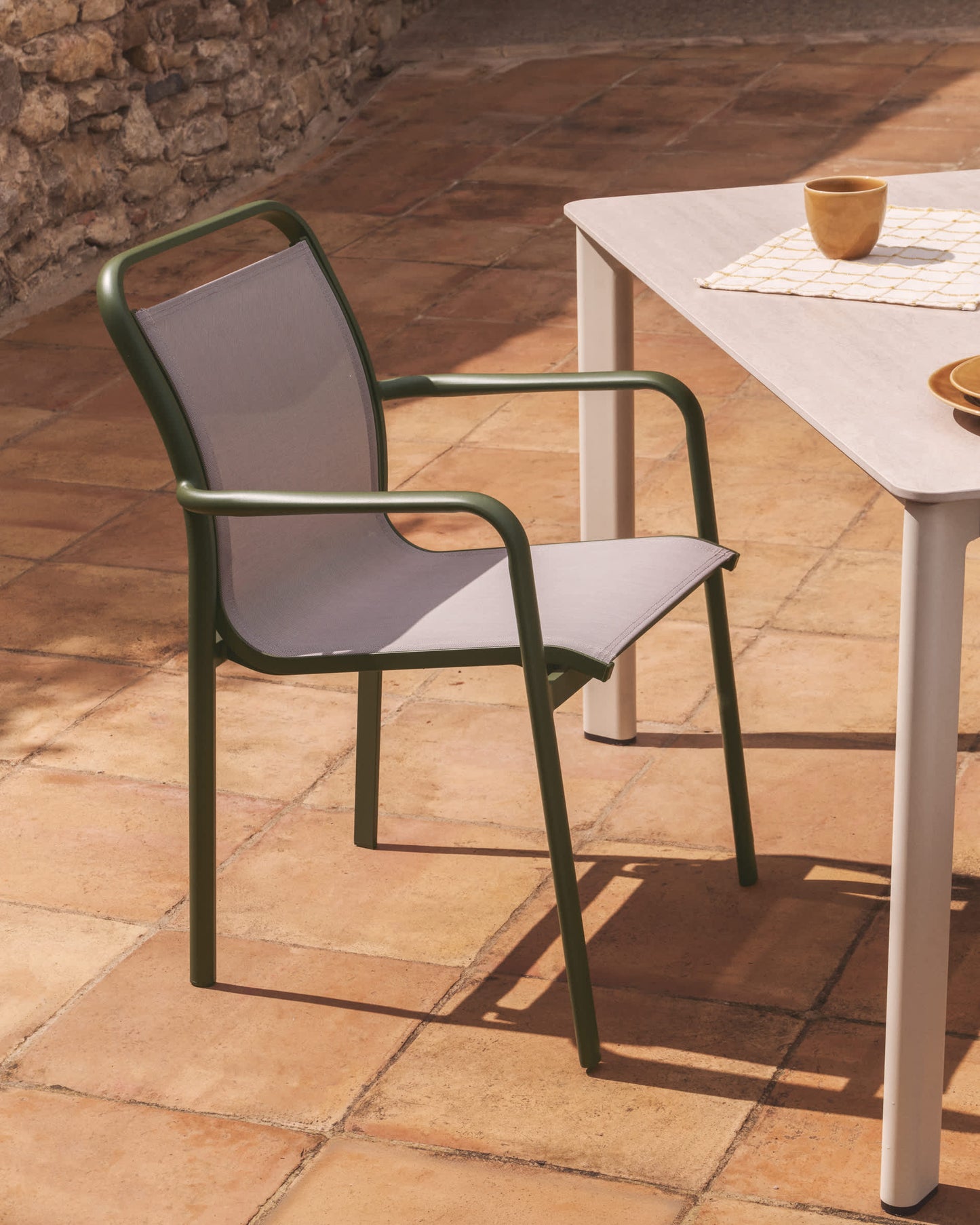 Sedia impilabile da esterno Luri in alluminio verde e texteline beige