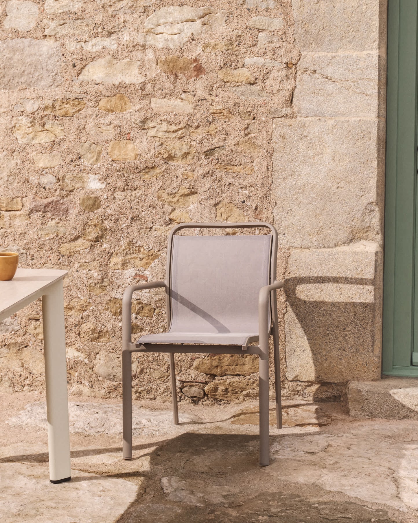 Sedia impilabile da esterno Luri in alluminio color tortora e texteline beige