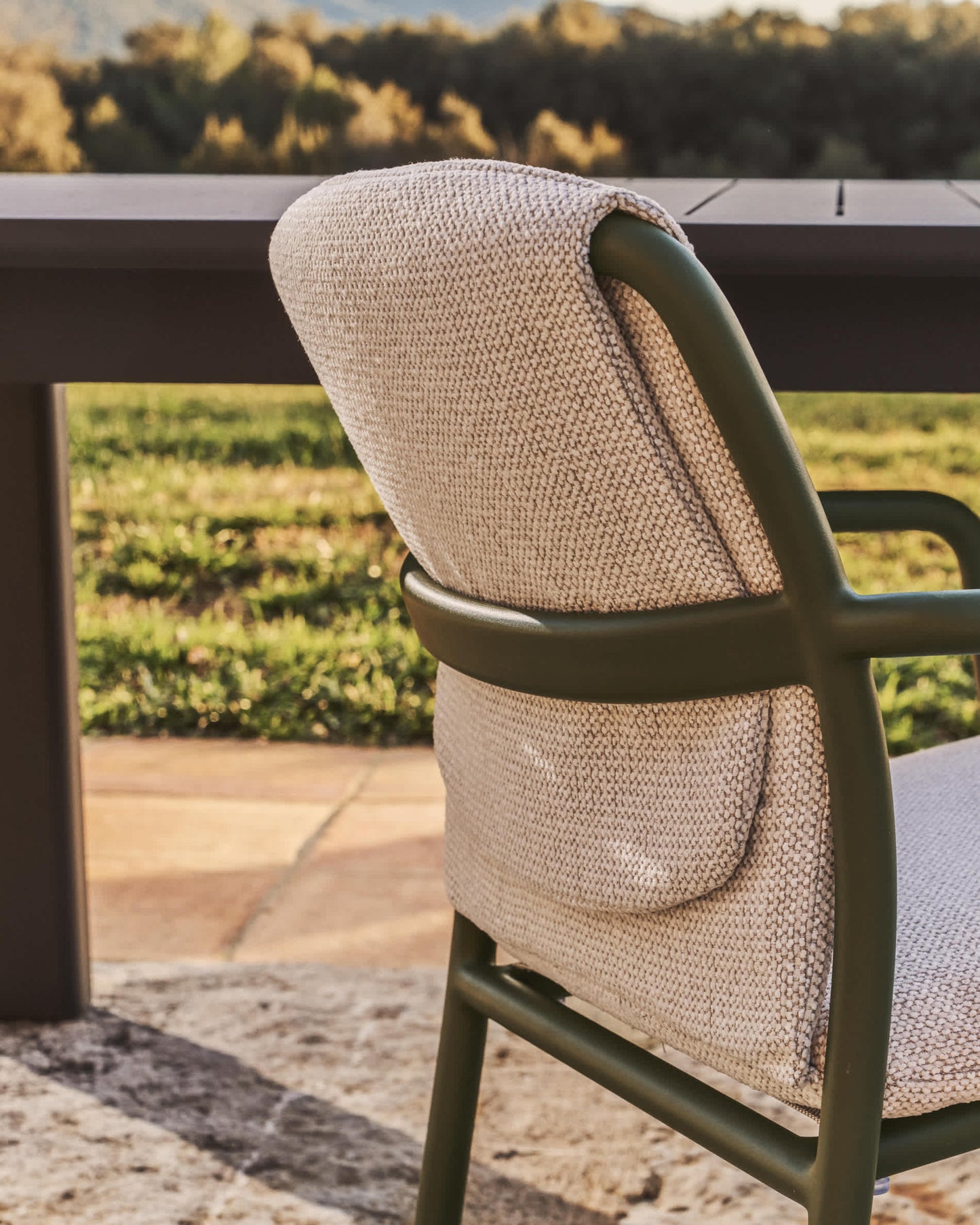 Sedia impilabile da esterno Linosa in alluminio verde con cuscino beige